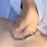 Collar de perlas con cadena plateada y diseño grunge bordado en cruz